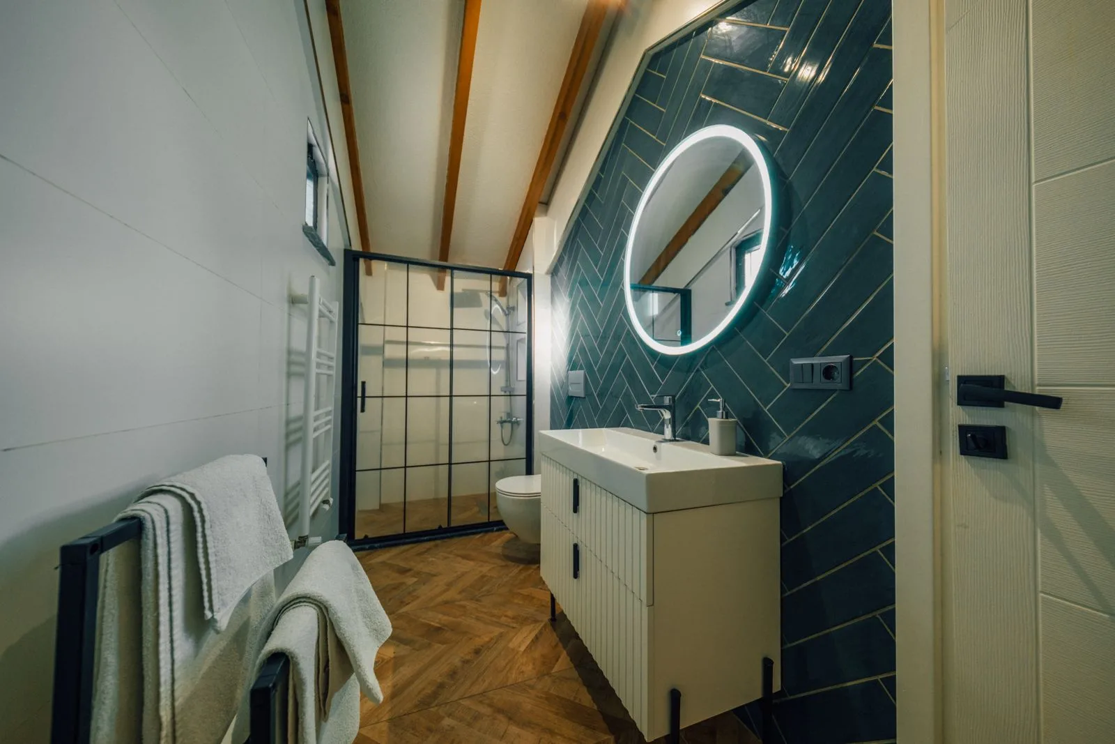 Sapanca İnci Suit'te modern banyo tasarımı ve ferah alan görüntüsü
