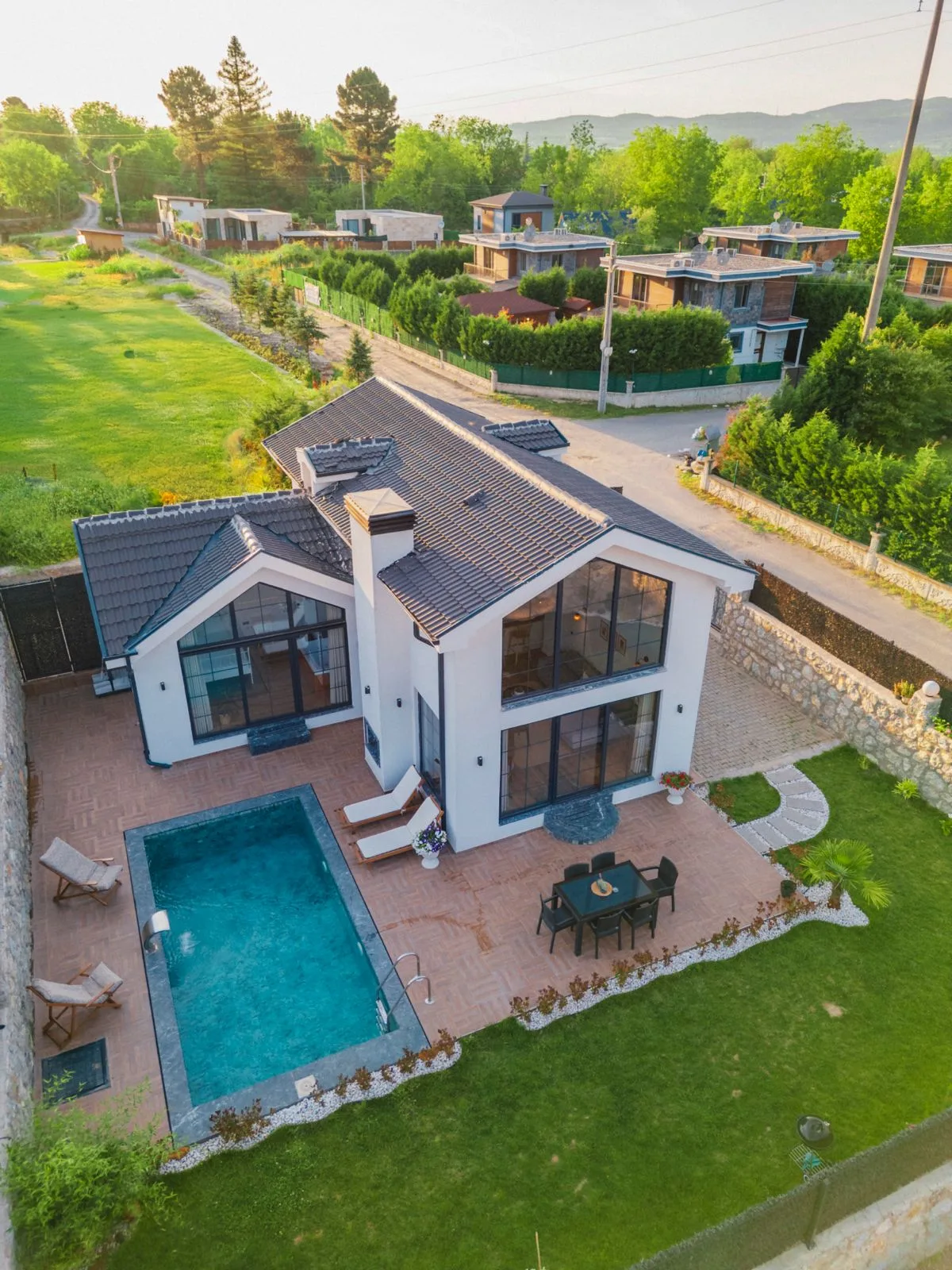 Sapanca İnci Suit'in özel havuzlu villası, geniş bahçesi ve modern tasarımı.