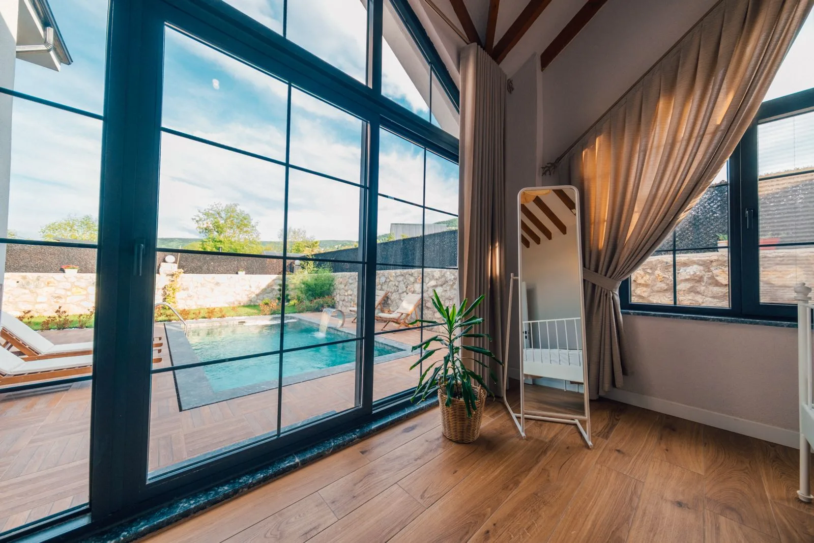 Sapanca İnci Suit'teki özel havuzlu villa manzarası
