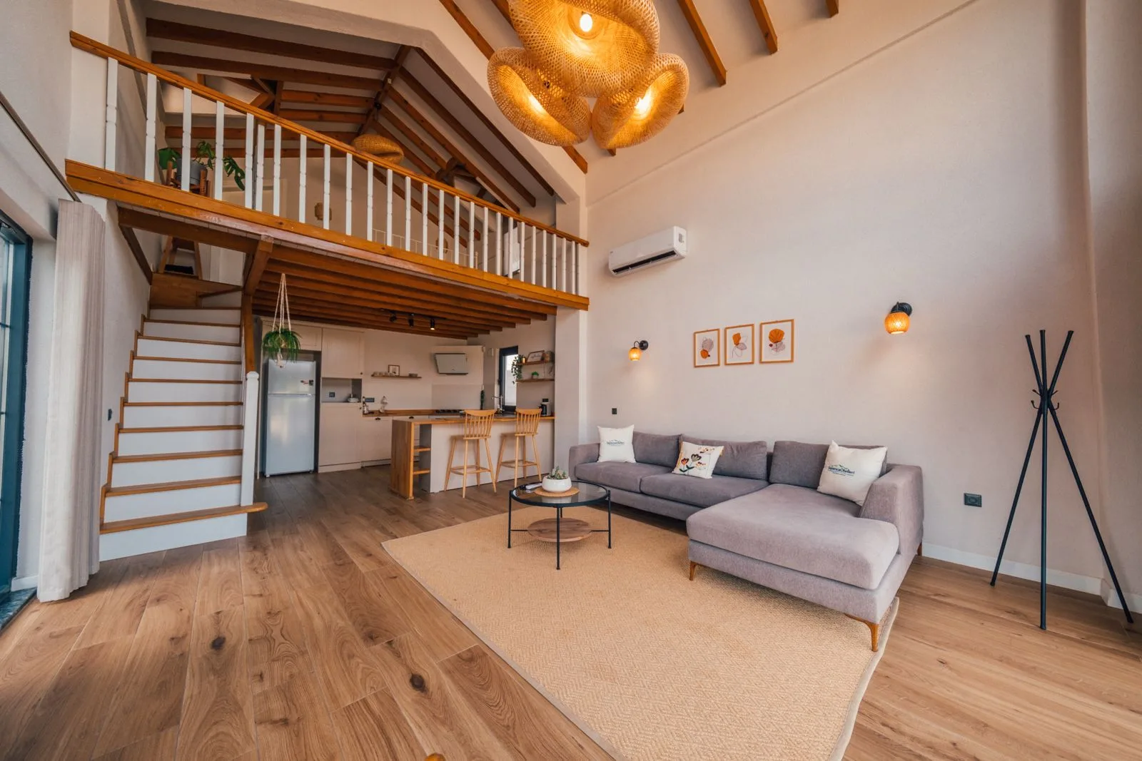 Sapanca İnci Suit'in modern salonu ve mutfağı, konforlu bir tatil için ideal alan sunuyor.