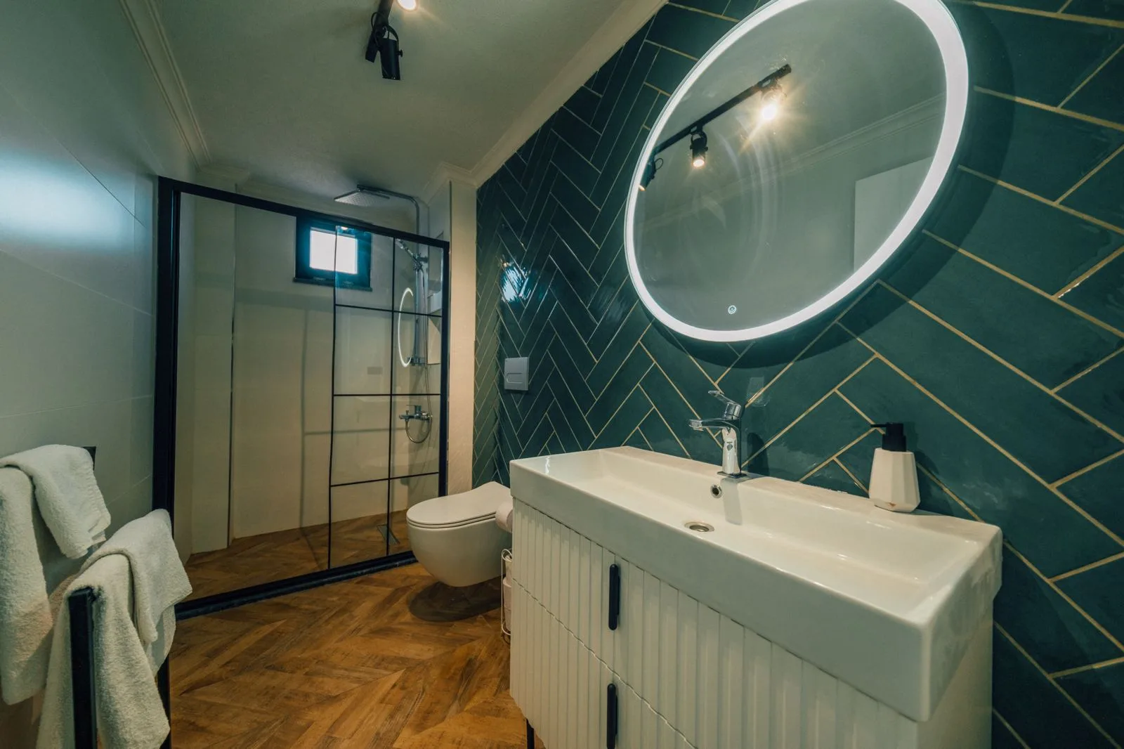 Sapanca İnci Suit'in modern banyo tasarımı ve şık detayları
