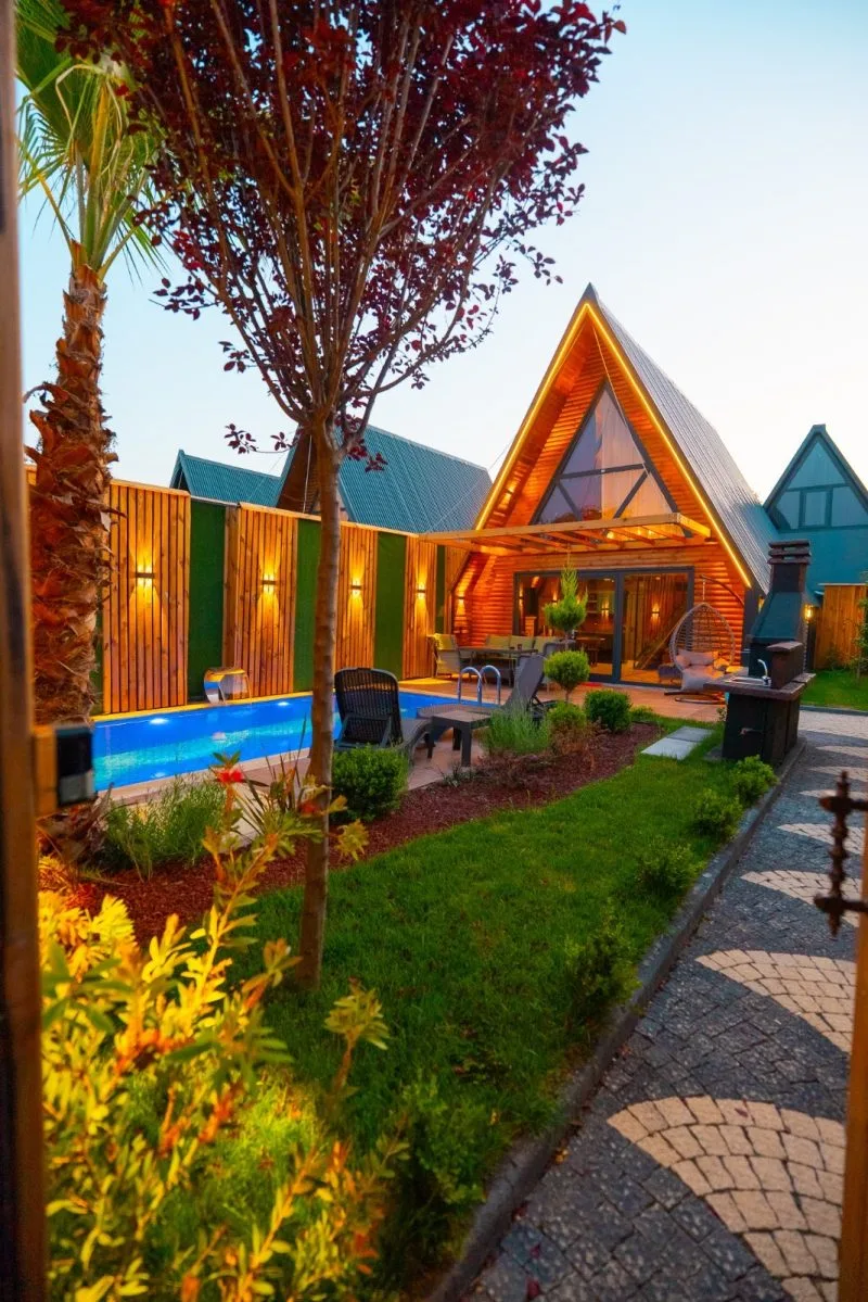 Berra Resort Tatil Köyü'nde özel havuzlu bungalovlar ve doğal manzara