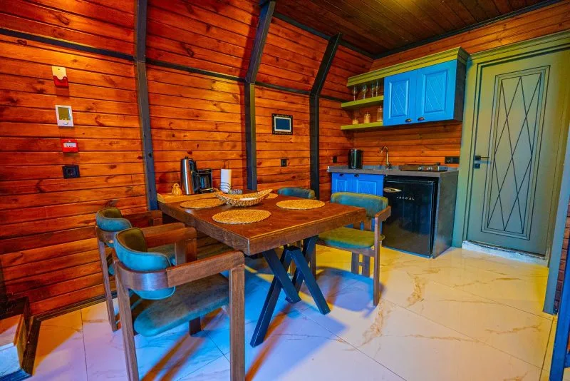 Berra Resort Tatil Köyü'nde yer alan şık ve konforlu bungalov iç mekan görünümü