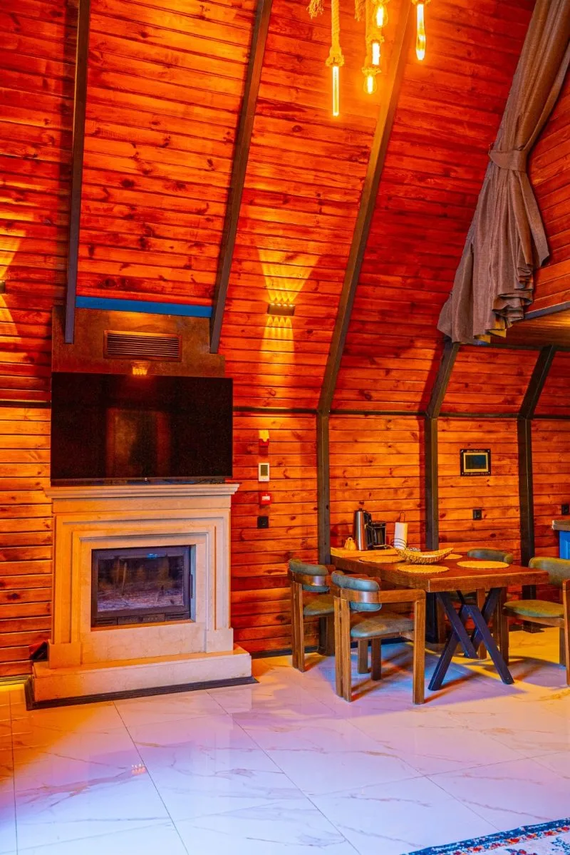 Berra Resort Tatil Köyü'nde lüks bungalov iç mekan görünümü