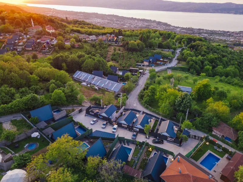 Sapanca Cbc Plus Bungalov genel görünümü, yeşil alanlar ve bungalovlar