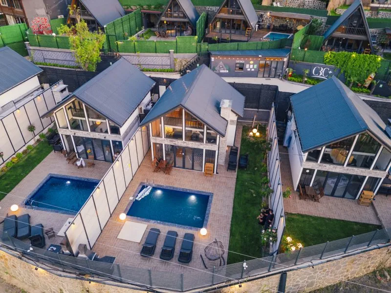 Sapanca Cbc Plus Bungalov genel görünüm, bungalovlar ve havuz alanı