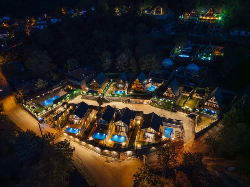 Sapanca Cbc Plus Bungalov genel görünüm, havuzlar ve bungalovlarla doğal bir tatil alanı.