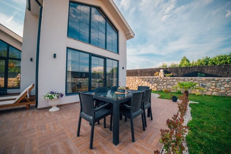 Sapanca İnci Suit'in bahçesinde bulunan özel havuzlu villa