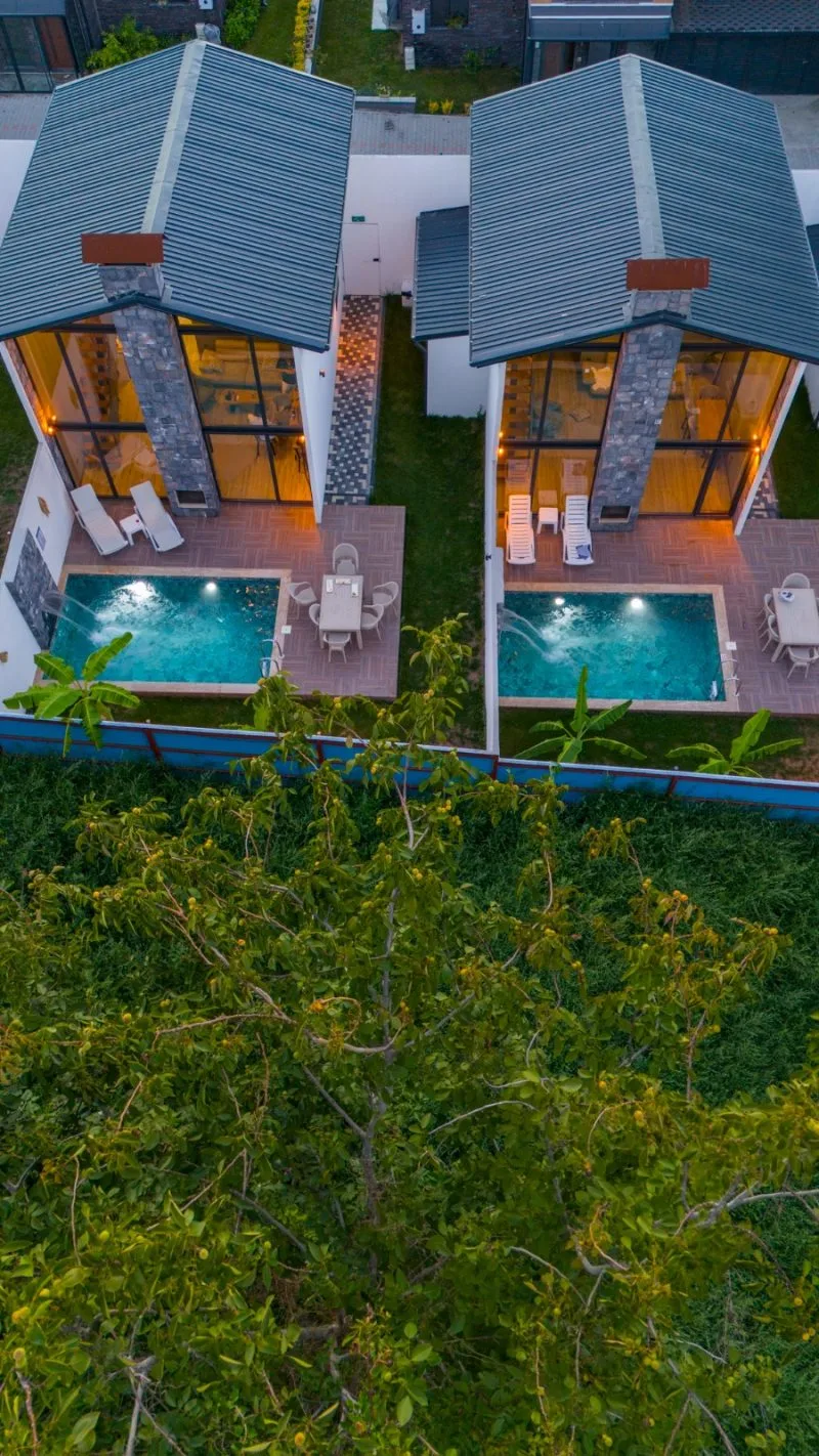 Sapanca Kokina Suit bungalovlarının dış görünümü ve havuzları