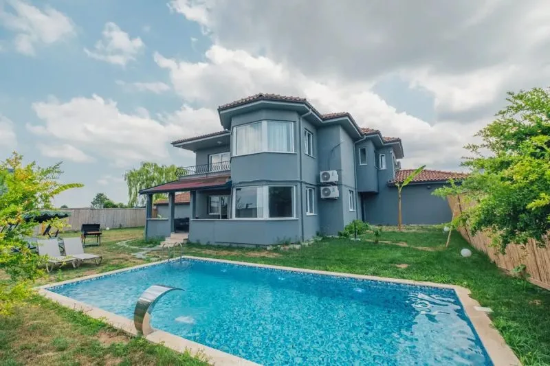 Sapanca My Resort Prive'de özel havuzlu bungalovlar ve yeşil bahçe