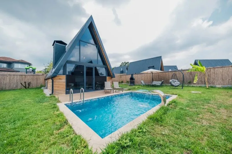 Sapanca My Resort Prive'de özel havuzlu bungalov görünümü
