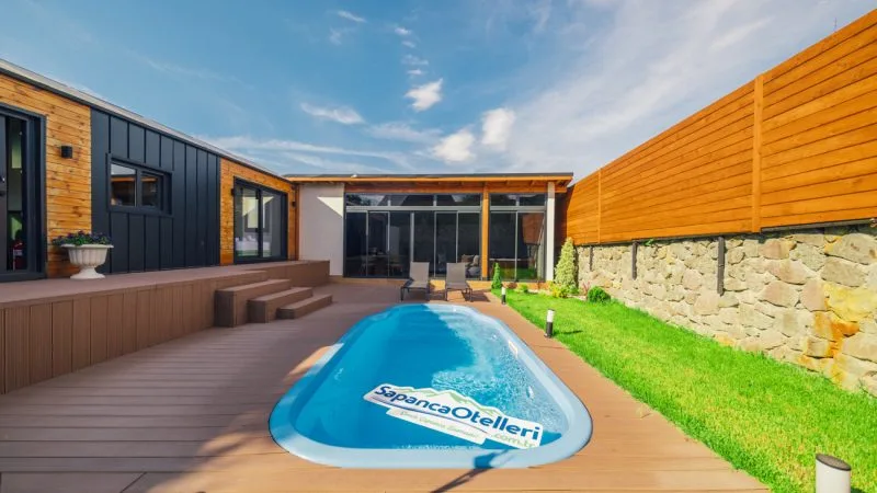 The Now Sapanca otelinin özel ısıtmalı havuzlu tiny house görünümü