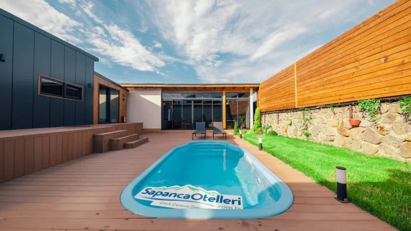 The Now Sapanca otelinde özel ısıtmalı havuz ve modern mimari
